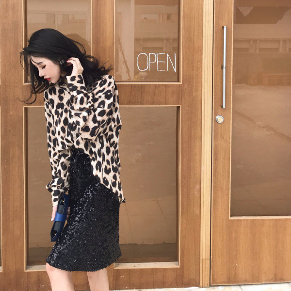 Aktuāls sieviešu krekls ar klasisku apkakli un leoparda apdruku