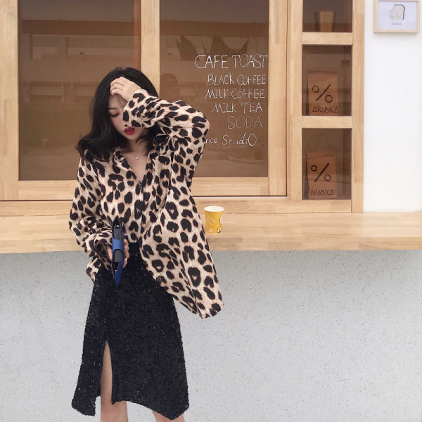 Aktuāls sieviešu krekls ar klasisku apkakli un leoparda apdruku