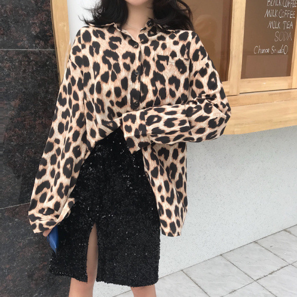 Aktuāls sieviešu krekls ar klasisku apkakli un leoparda apdruku