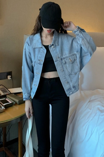 Moteriška džinsinė striukė su klasikine apykakle ir sagomis