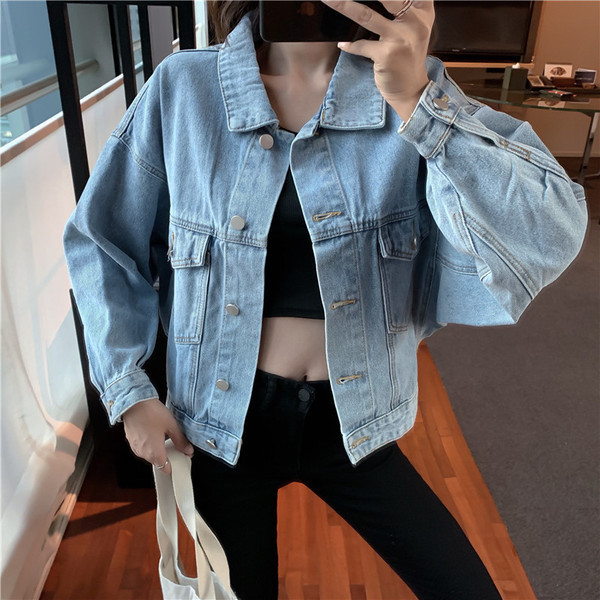 Moteriška džinsinė striukė su klasikine apykakle ir sagomis