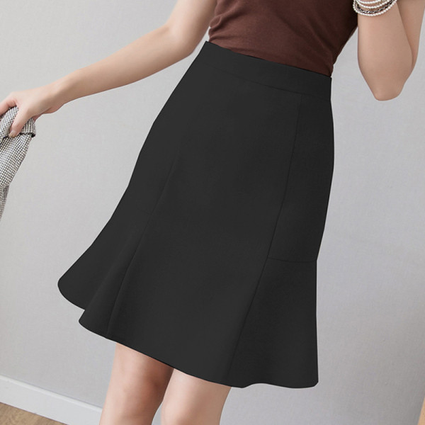 Laisvalaikio moteriškas trumpas sijonas aukštu liemeniu – švarus modelis