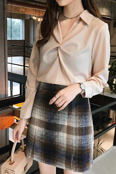 Modernūs moteriški marškiniai su špico iškirpte ir ilgomis rankovėmis