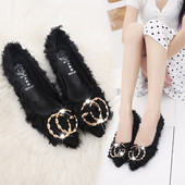 Naiste kingade teritatud mudel kontsa ja metallelemendiga