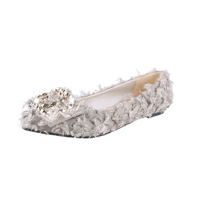 Naiste kingade teritatud mudel kontsa ja metallelemendiga