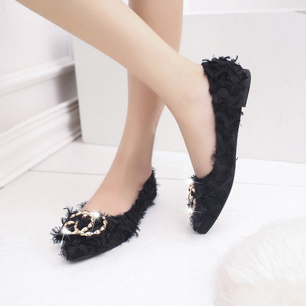 Naiste kingade teritatud mudel kontsa ja metallelemendiga