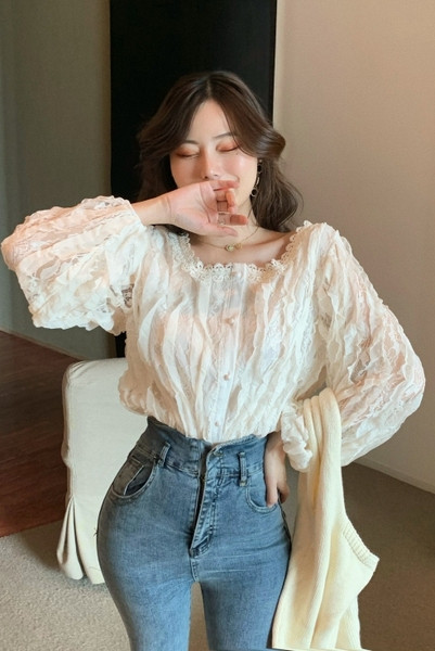 Moderns sieviešu mežģīņu krekls ar pufīgām piedurknēm