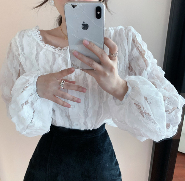 Moderns sieviešu mežģīņu krekls ar pufīgām piedurknēm