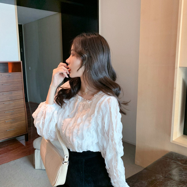 Moderns sieviešu mežģīņu krekls ar pufīgām piedurknēm