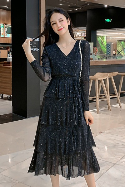 Ilga moteriška suknelė su blizgiu efektu ir špicine iškirpte