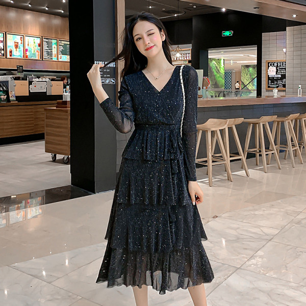 Ilga moteriška suknelė su blizgiu efektu ir špicine iškirpte