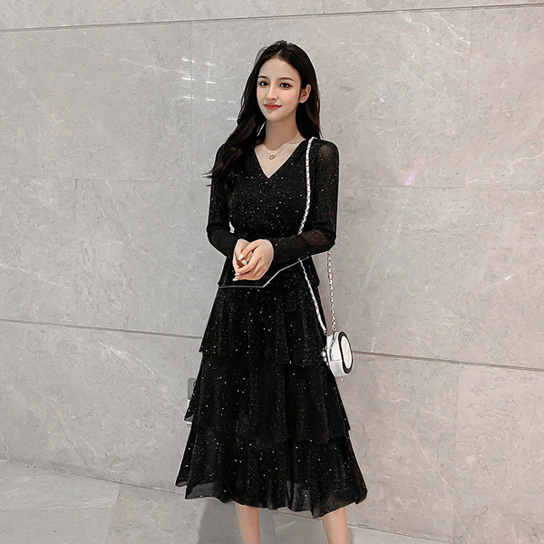 Ilga moteriška suknelė su blizgiu efektu ir špicine iškirpte