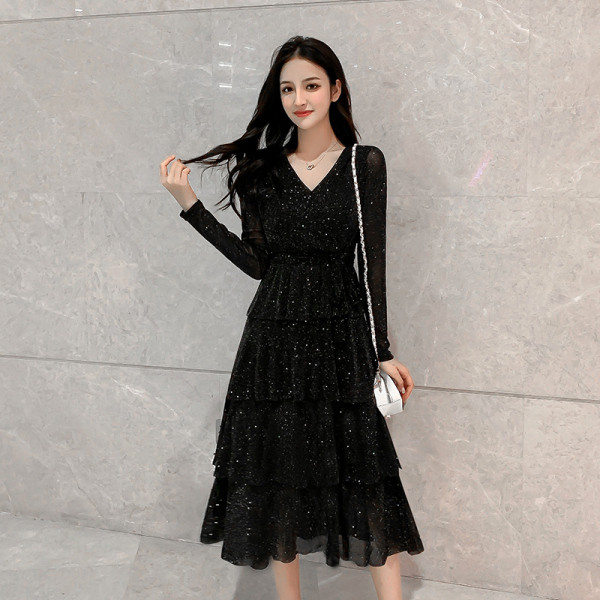 Ilga moteriška suknelė su blizgiu efektu ir špicine iškirpte