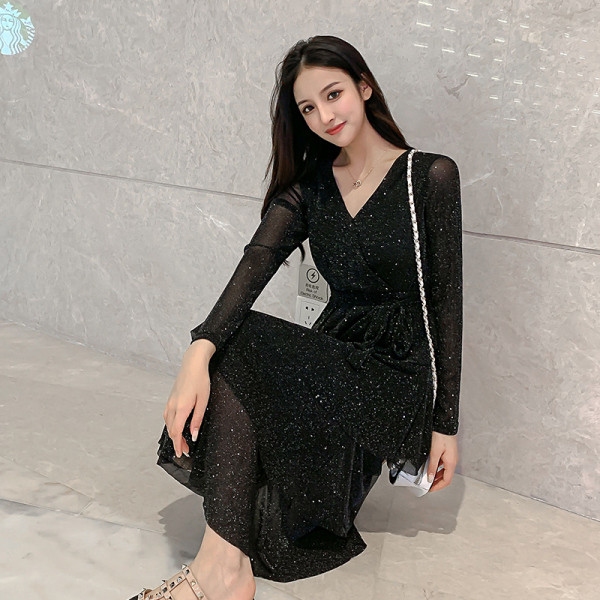 Ilga moteriška suknelė su blizgiu efektu ir špicine iškirpte