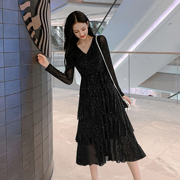 Ilga moteriška suknelė su blizgiu efektu ir špicine iškirpte