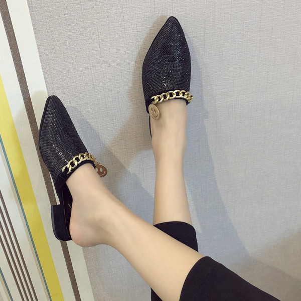 Model nou de papuci de dama cu toc jos si element metalic