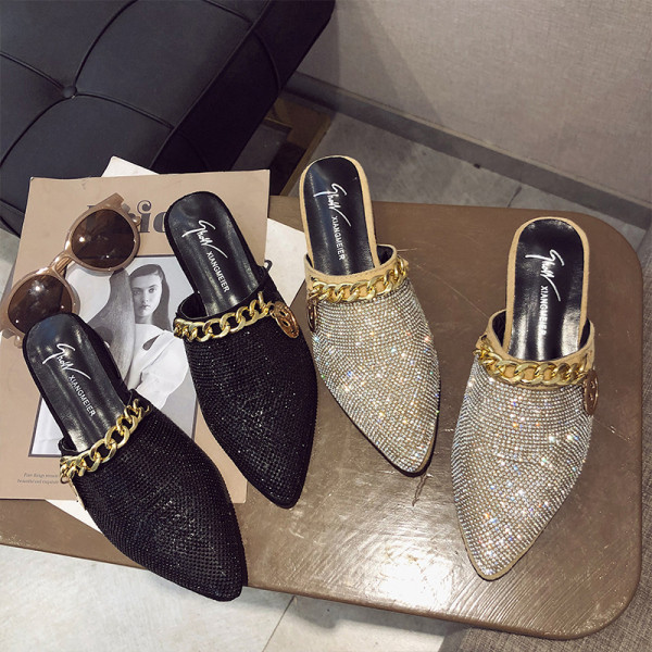 Model nou de papuci de dama cu toc jos si element metalic