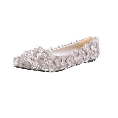 Mūsdienīgi sieviešu apavi ar plakanu zoli un spalvām - smails modelis