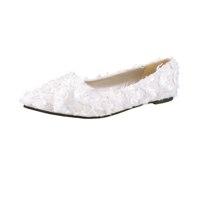 Mūsdienīgi sieviešu apavi ar plakanu zoli un spalvām - smails modelis