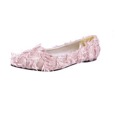 Mūsdienīgi sieviešu apavi ar plakanu zoli un spalvām - smails modelis