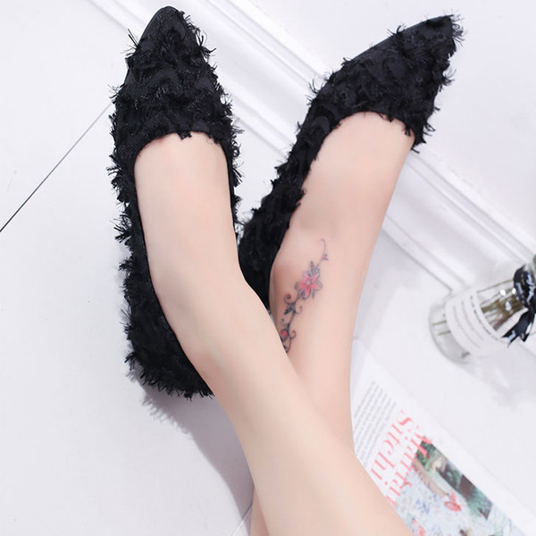 Mūsdienīgi sieviešu apavi ar plakanu zoli un spalvām - smails modelis