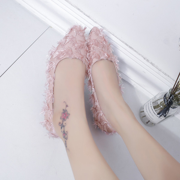 Mūsdienīgi sieviešu apavi ar plakanu zoli un spalvām - smails modelis