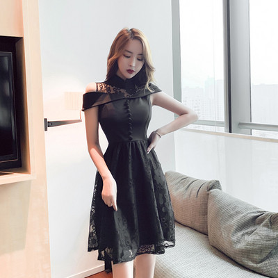 Stilīgs sieviešu kleitas piegriezuma modelis ar mežģīnēm