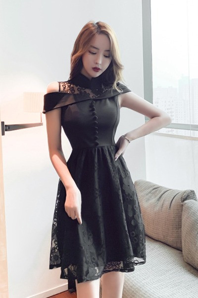 Stilīgs sieviešu kleitas piegriezuma modelis ar mežģīnēm