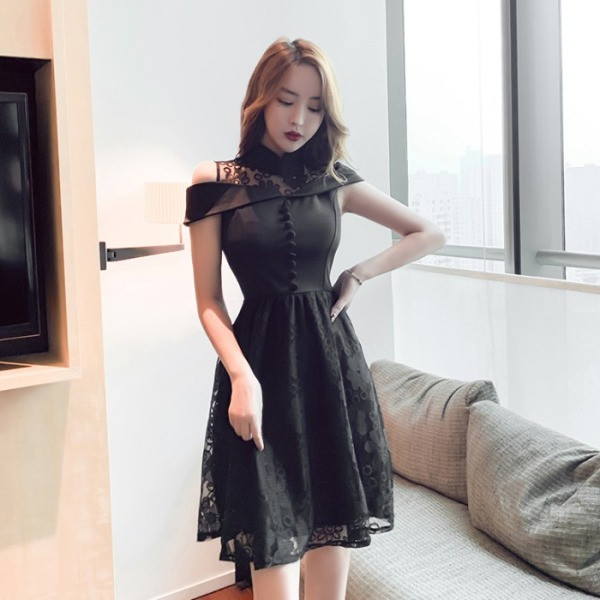 Stilīgs sieviešu kleitas piegriezuma modelis ar mežģīnēm