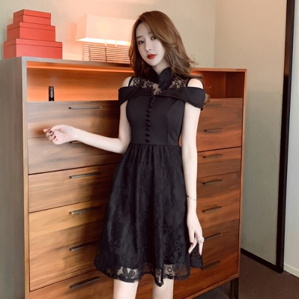 Stilīgs sieviešu kleitas piegriezuma modelis ar mežģīnēm