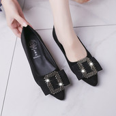 Modern női cipő lapos talppal és fém elemmel