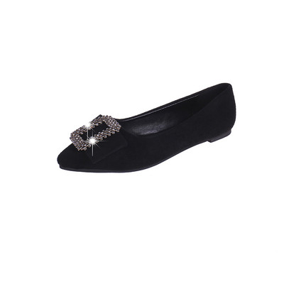 Modern női cipő lapos talppal és fém elemmel