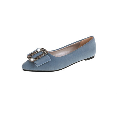 Modern női cipő lapos talppal és fém elemmel