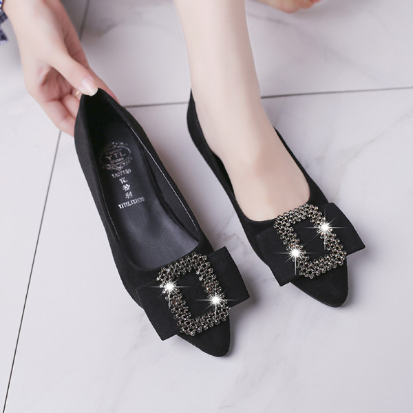 Modern női cipő lapos talppal és fém elemmel