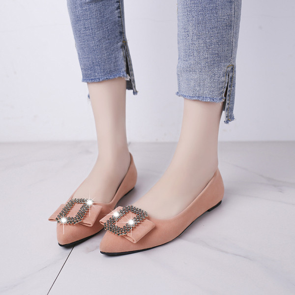 Modern női cipő lapos talppal és fém elemmel