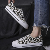 Alkalmi női tornacipő leopárdmintával és fűzővel