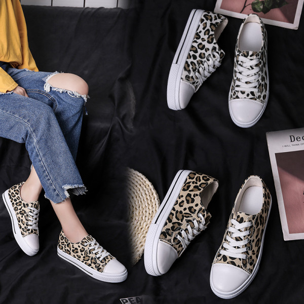 Alkalmi női tornacipő leopárdmintával és fűzővel