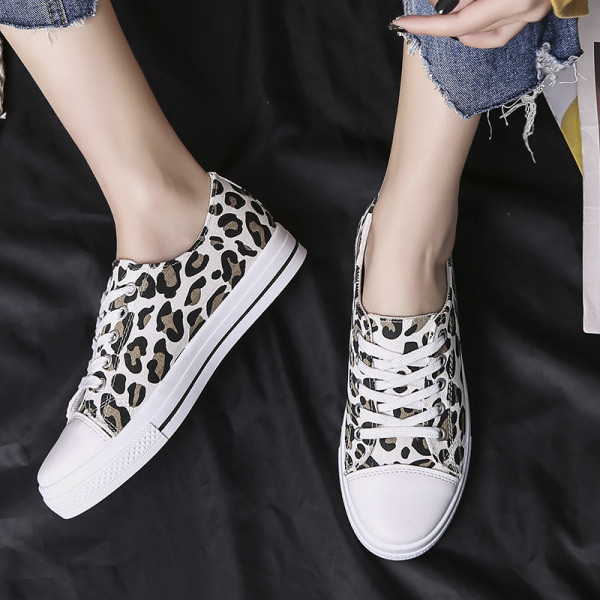 Alkalmi női tornacipő leopárdmintával és fűzővel