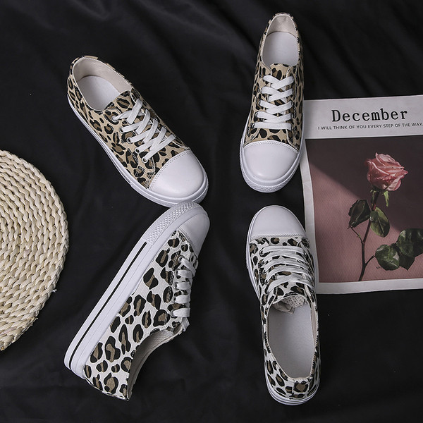 Alkalmi női tornacipő leopárdmintával és fűzővel