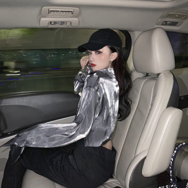 Modern női rövid ing klasszikus gallérral és gombokkal