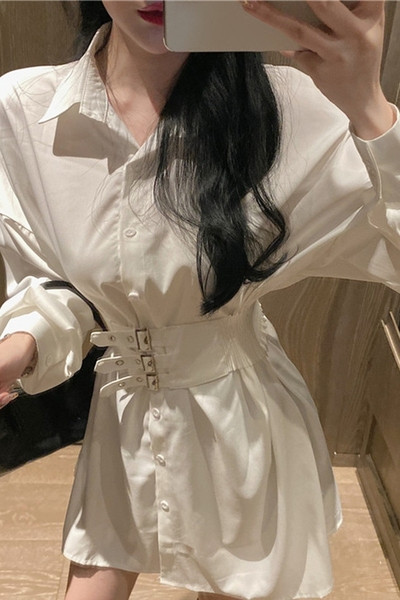 Pavasariška moteriška suknelė su klasikine apykakle ir sagtimis