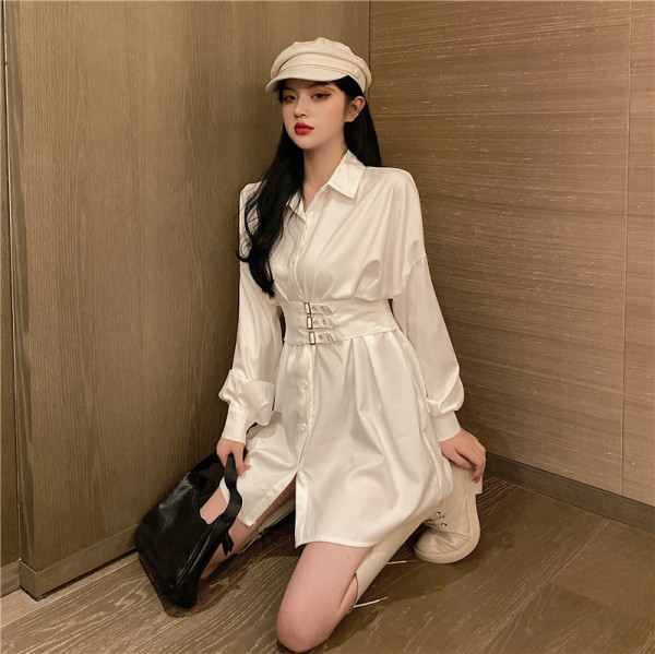 Pavasariška moteriška suknelė su klasikine apykakle ir sagtimis