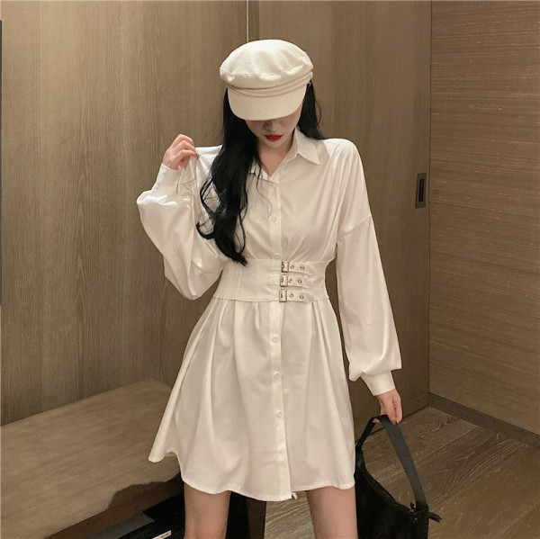 Pavasariška moteriška suknelė su klasikine apykakle ir sagtimis