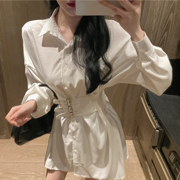 Pavasariška moteriška suknelė su klasikine apykakle ir sagtimis