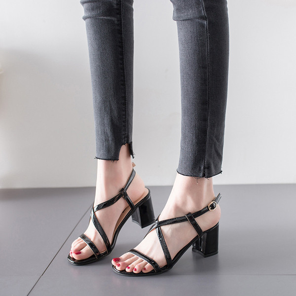 Sieviešu modernas sandales ar kvadrātveida papēdi