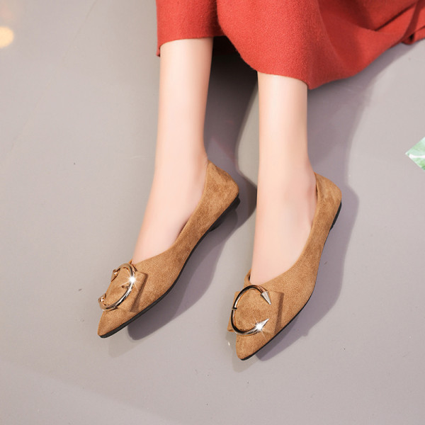 Alkalmi női cipő fém csattal - hegyes modell