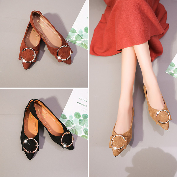 Alkalmi női cipő fém csattal - hegyes modell