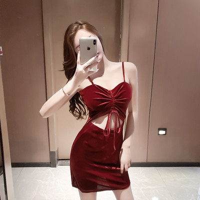 Ženska haljina na tanke naramenice i veze