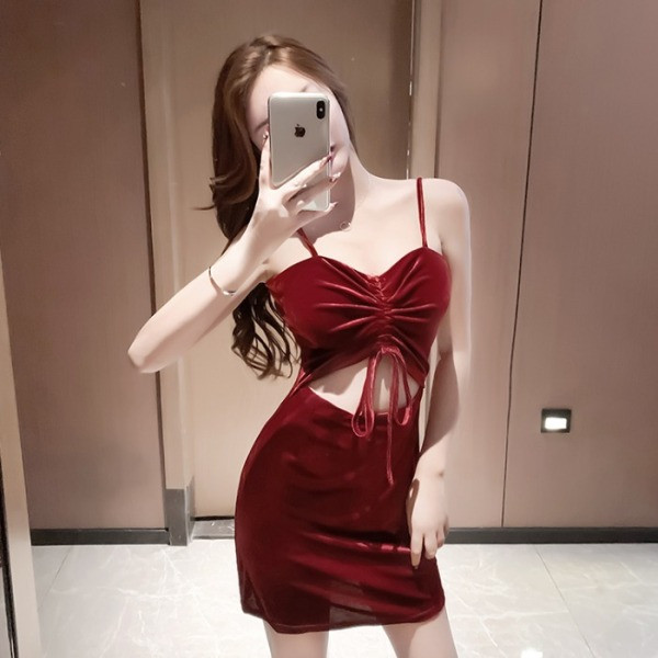 Ženska haljina na tanke naramenice i veze