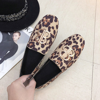 Velúr női alkalmi cipő lapos talppal és csattal